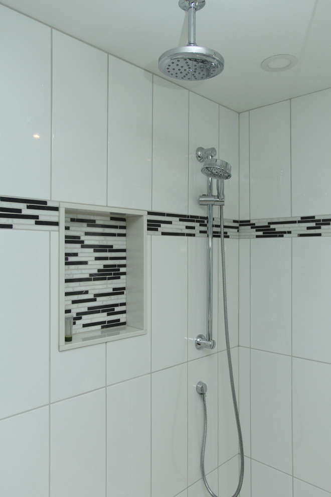 Пример оригинального дизайна: главная ванная комната среднего размера в современном стиле с черно-белой плиткой и керамической плиткой