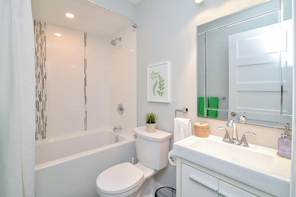 Inspiration för ett mellanstort funkis badrum med dusch, med släta luckor, vita skåp, ett platsbyggt badkar, en öppen dusch, en toalettstol med hel cisternkåpa, vit kakel, stenhäll, vita väggar, mellanmörkt trägolv, ett avlångt handfat och bänkskiva i akrylsten