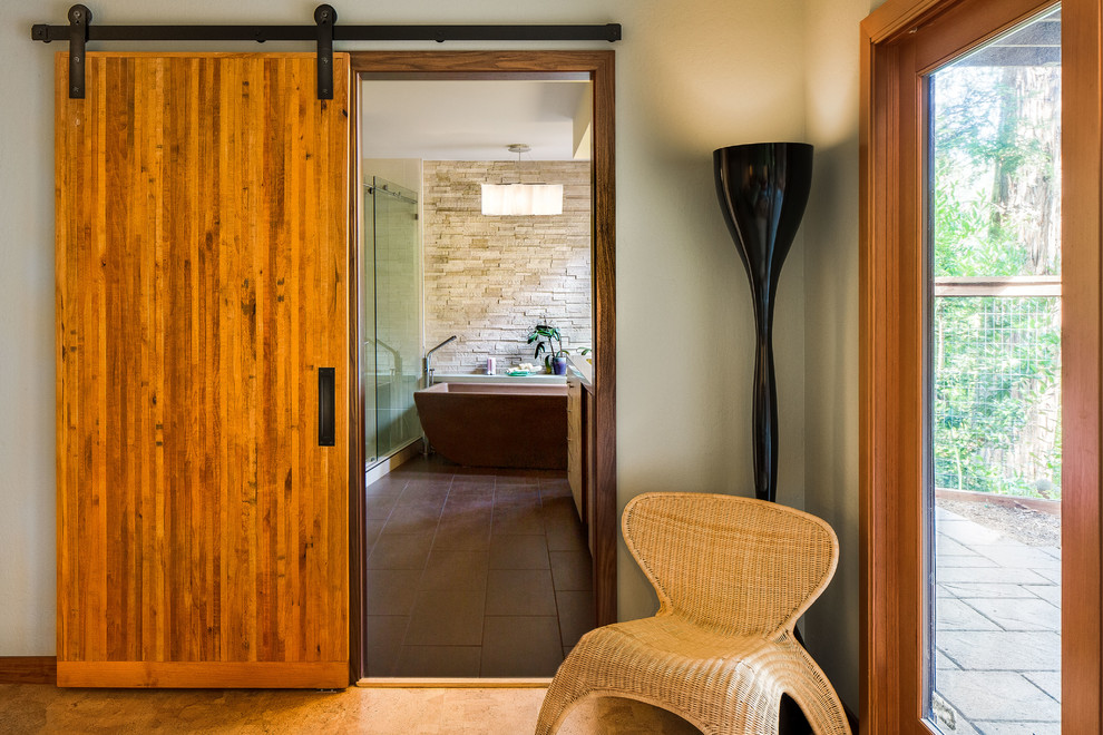 Источник вдохновения для домашнего уюта: большая главная ванная комната в стиле фьюжн с плоскими фасадами, отдельно стоящей ванной, душем в нише, унитазом-моноблоком, бежевыми стенами, полом из керамогранита, светлыми деревянными фасадами, зеленой плиткой, плиткой из листового стекла, монолитной раковиной и столешницей из бетона