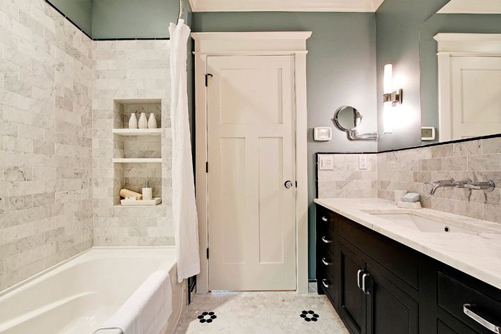 Modelo de cuarto de baño de estilo americano con armarios estilo shaker, puertas de armario de madera en tonos medios, encimera de mármol, baldosas y/o azulejos grises y baldosas y/o azulejos de cerámica