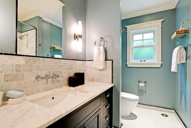 Esempio di una stanza da bagno american style con lavabo sottopiano, ante in stile shaker, ante in legno bruno, top in marmo, WC monopezzo e piastrelle grigie
