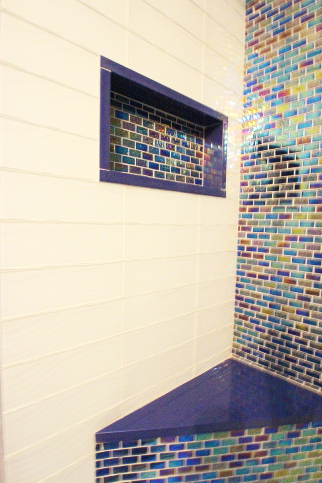 Стильный дизайн: главная ванная комната среднего размера в стиле модернизм с плоскими фасадами, белыми фасадами, душем в нише, раздельным унитазом, синей плиткой, плиткой из листового стекла, фиолетовыми стенами, полом из керамогранита, врезной раковиной, столешницей из искусственного кварца, синим полом, душем с раздвижными дверями и синей столешницей - последний тренд