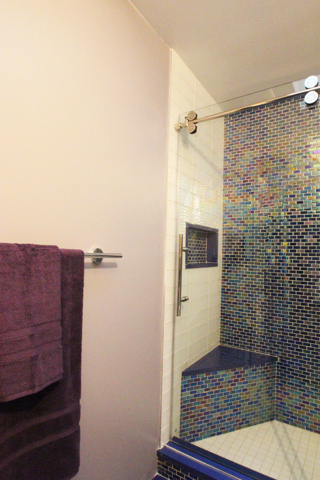 Идея дизайна: главная ванная комната среднего размера в стиле модернизм с плоскими фасадами, белыми фасадами, душем в нише, раздельным унитазом, синей плиткой, плиткой из листового стекла, фиолетовыми стенами, полом из керамогранита, врезной раковиной, столешницей из искусственного кварца, синим полом, душем с раздвижными дверями и синей столешницей
