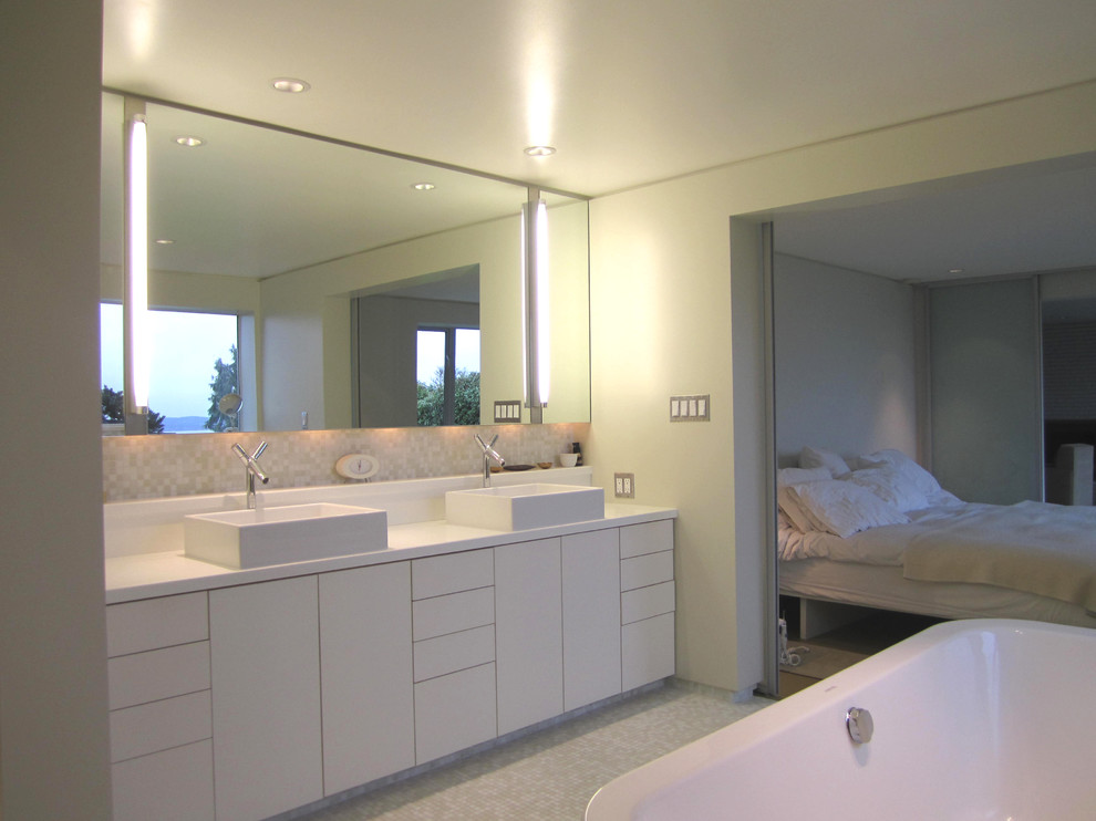 Diseño de cuarto de baño rectangular moderno con baldosas y/o azulejos en mosaico y lavabo sobreencimera