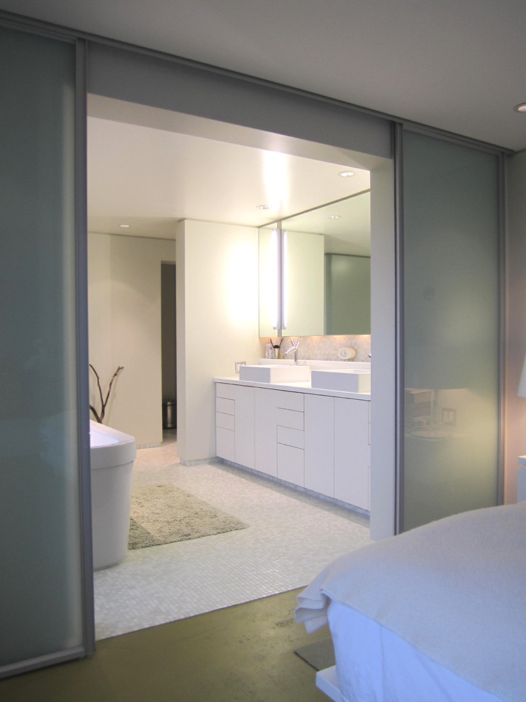 На фото: ванная комната в стиле модернизм с плиткой мозаикой и настольной раковиной с