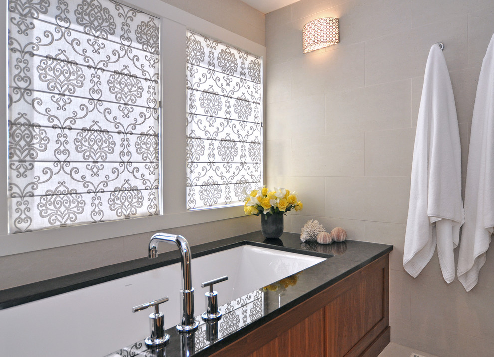 Imagen de cuarto de baño principal tradicional renovado con bañera encastrada sin remate, baldosas y/o azulejos beige, baldosas y/o azulejos de porcelana y paredes beige