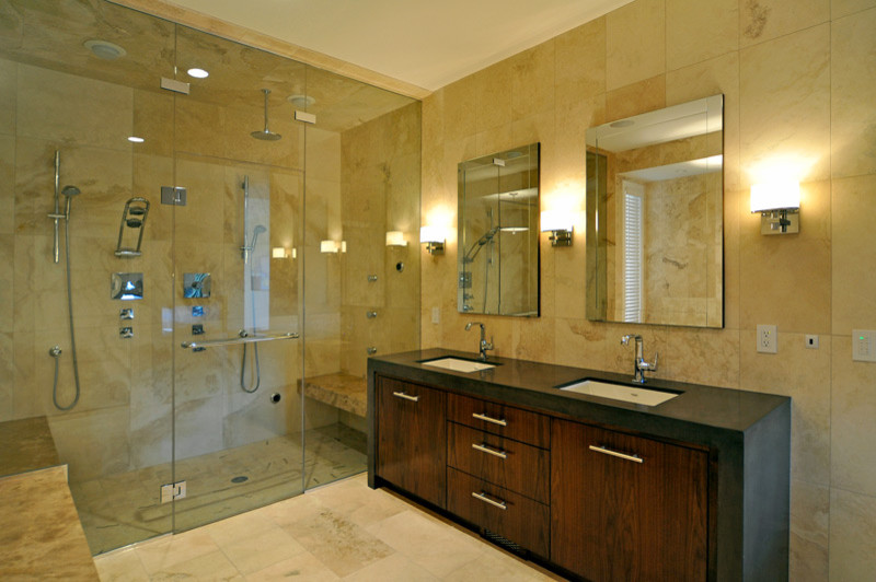 Idee per una stanza da bagno minimal con ante lisce, ante in legno bruno, doccia alcova, piastrelle beige, lastra di pietra, pareti beige, lavabo sottopiano e top in granito