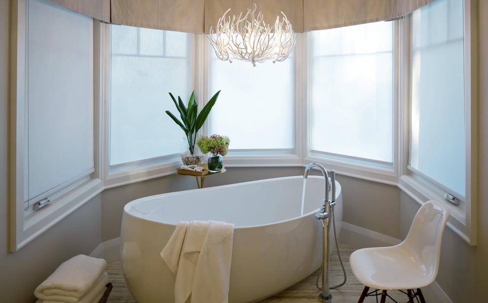 Пример оригинального дизайна: ванная комната в современном стиле с отдельно стоящей ванной и бежевыми стенами