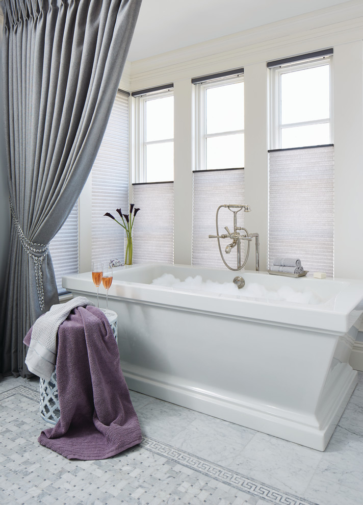 Großes Mediterranes Badezimmer En Suite mit freistehender Badewanne, weißer Wandfarbe und Marmorboden in Raleigh