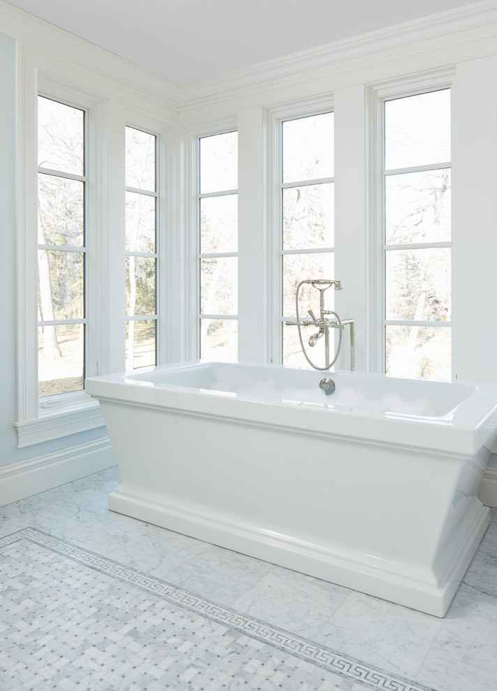 Inspiration för stora medelhavsstil en-suite badrum, med ett fristående badkar, vita väggar och marmorgolv
