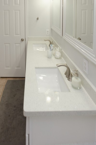 Источник вдохновения для домашнего уюта: ванная комната в морском стиле с фасадами в стиле шейкер, белыми фасадами, душем в нише, разноцветной плиткой, белыми стенами, врезной раковиной, бежевым полом, душем с распашными дверями и душевой кабиной