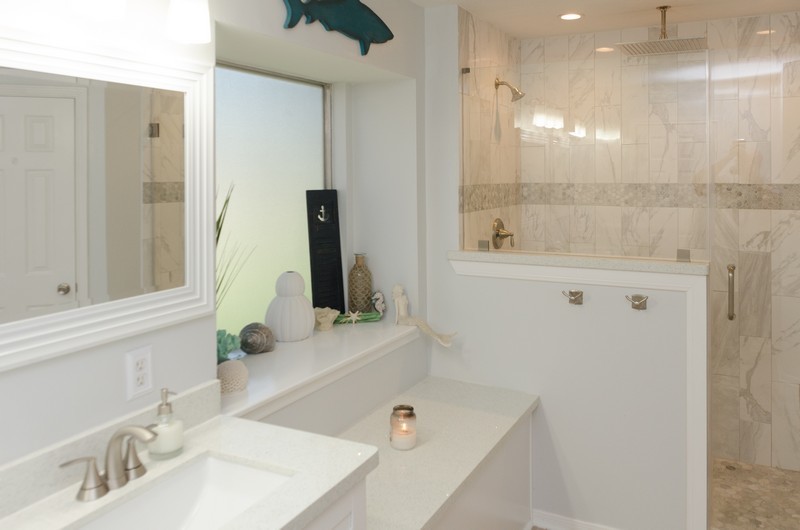 Inspiration för maritima badrum med dusch, med skåp i shakerstil, vita skåp, en dusch i en alkov, flerfärgad kakel, vita väggar, ett undermonterad handfat, beiget golv och dusch med gångjärnsdörr
