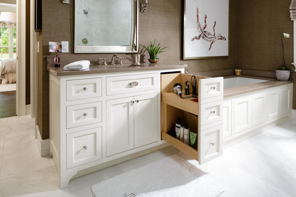 Inredning av ett klassiskt mellanstort en-suite badrum, med vita skåp, ett undermonterat badkar, grå kakel, tunnelbanekakel, bruna väggar, marmorgolv, ett undermonterad handfat, bänkskiva i kvarts och luckor med infälld panel