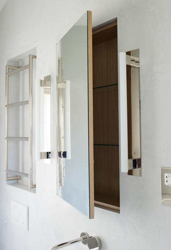 Ejemplo de cuarto de baño principal contemporáneo pequeño con armarios tipo vitrina y puertas de armario de madera oscura