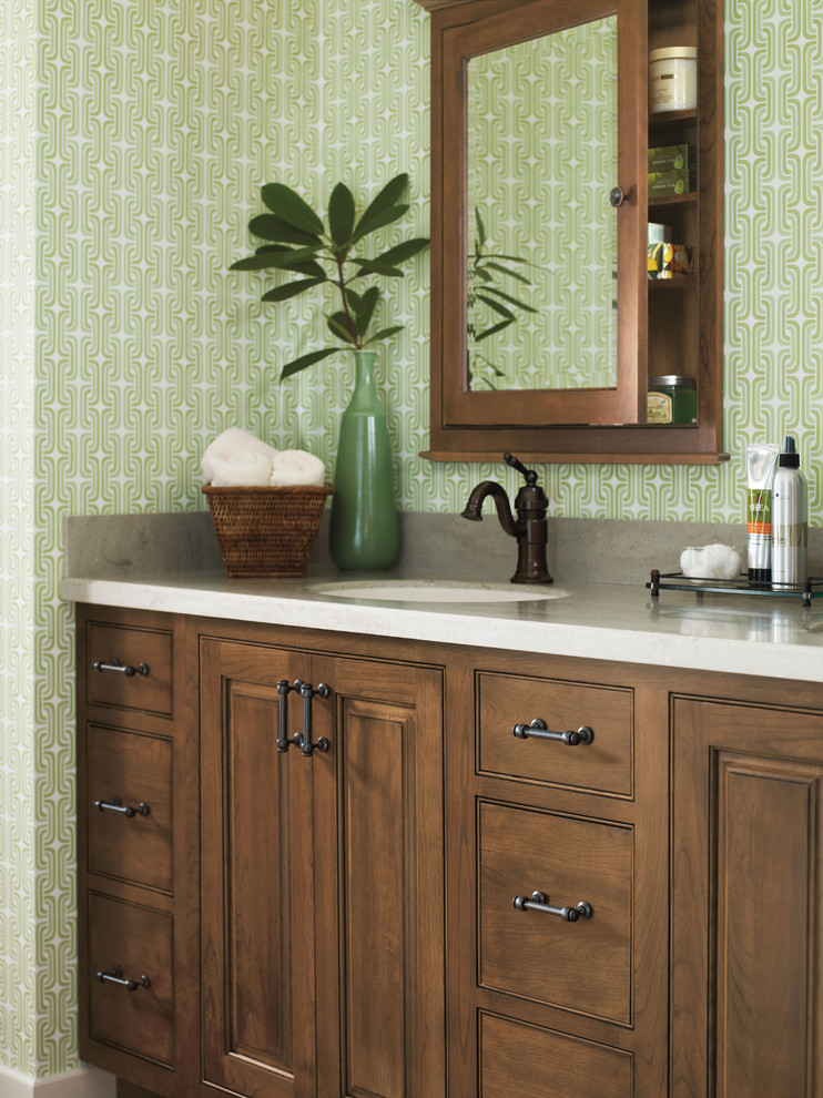 Esempio di una stanza da bagno padronale tradizionale con ante con bugna sagomata, ante marroni, pareti verdi, lavabo sottopiano e top in marmo
