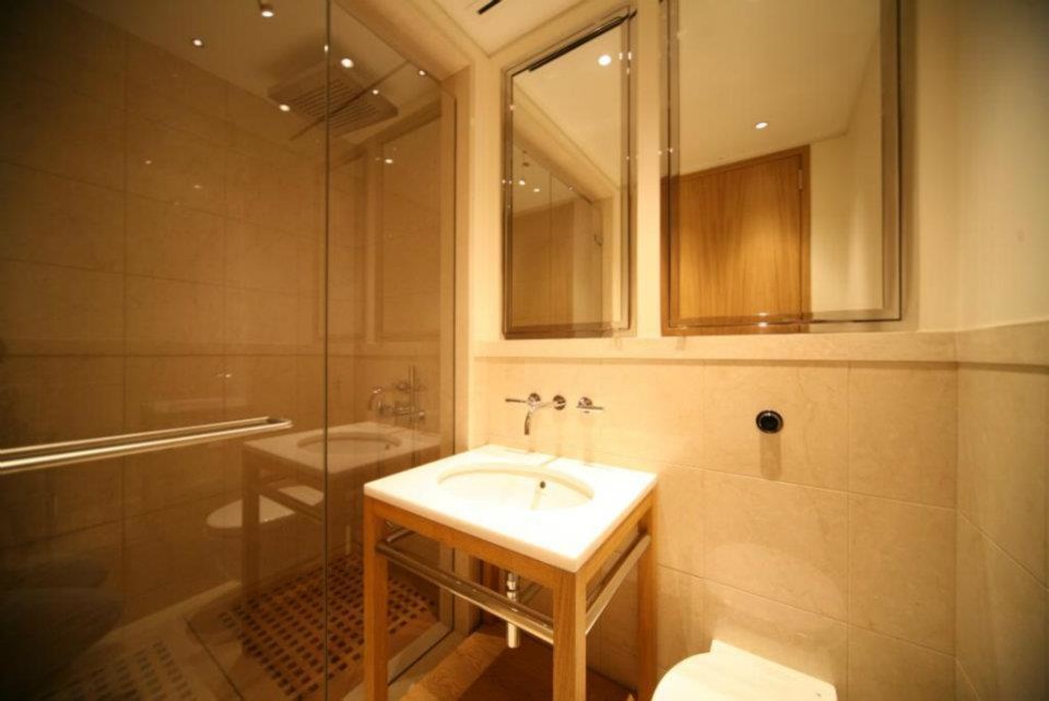Bathroom - modern bathroom idea in London