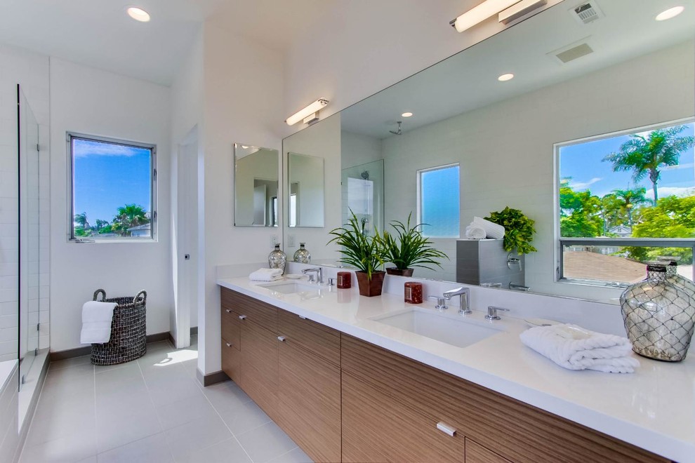 Großes Modernes Badezimmer En Suite in San Diego