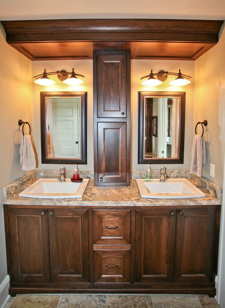 Стильный дизайн: главная ванная комната среднего размера в классическом стиле с накладной раковиной, серыми стенами, полом из керамической плитки, фасадами с выступающей филенкой, темными деревянными фасадами и столешницей из гранита - последний тренд