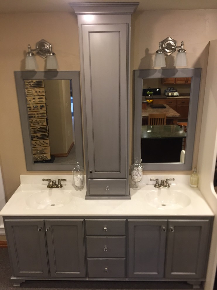 Ejemplo de cuarto de baño principal costero de tamaño medio con armarios con paneles lisos, puertas de armario grises y encimera de mármol