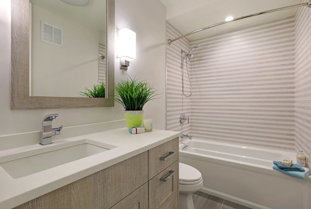 Idéer för ett mellanstort klassiskt badrum med dusch, med skåp i shakerstil, skåp i ljust trä, ett badkar i en alkov, en dusch/badkar-kombination, en toalettstol med separat cisternkåpa, vita väggar, klinkergolv i porslin, ett undermonterad handfat, bänkskiva i akrylsten och grått golv