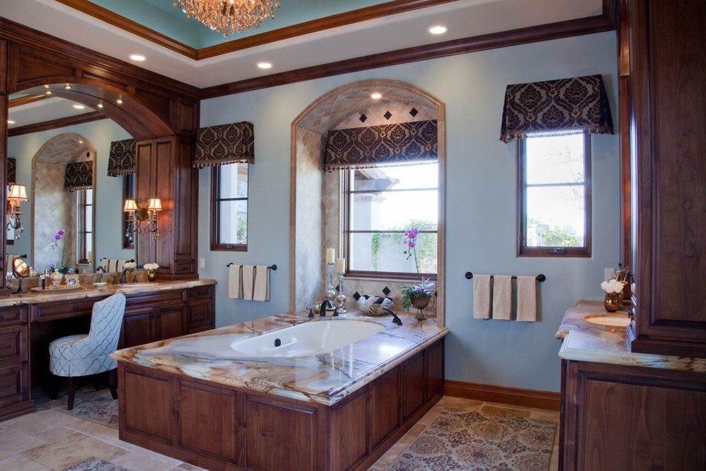 Bild på ett stort vintage en-suite badrum, med luckor med upphöjd panel, skåp i mörkt trä, ett undermonterat badkar, beige kakel, keramikplattor, blå väggar, klinkergolv i keramik, ett undermonterad handfat, marmorbänkskiva och en dusch i en alkov