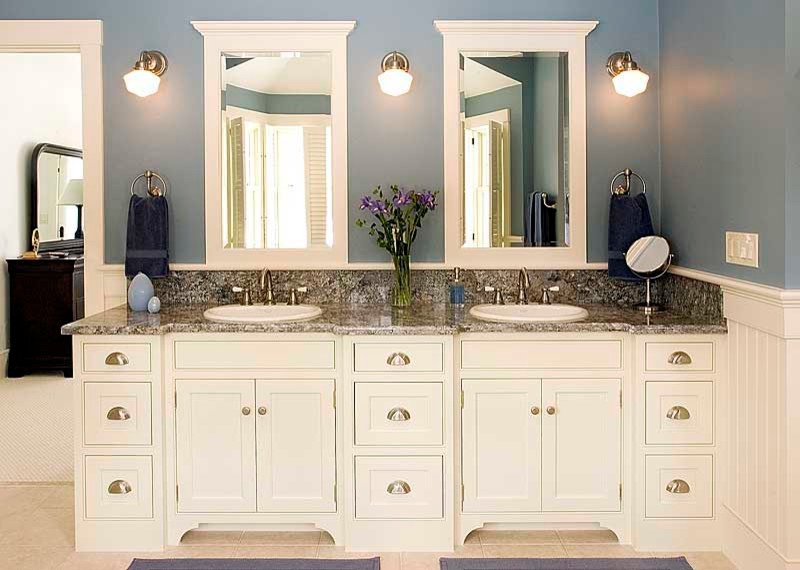 Idée de décoration pour une salle de bain principale design de taille moyenne avec un lavabo posé, un placard avec porte à panneau encastré, des portes de placard blanches, un plan de toilette en granite, un carrelage beige et un mur bleu.