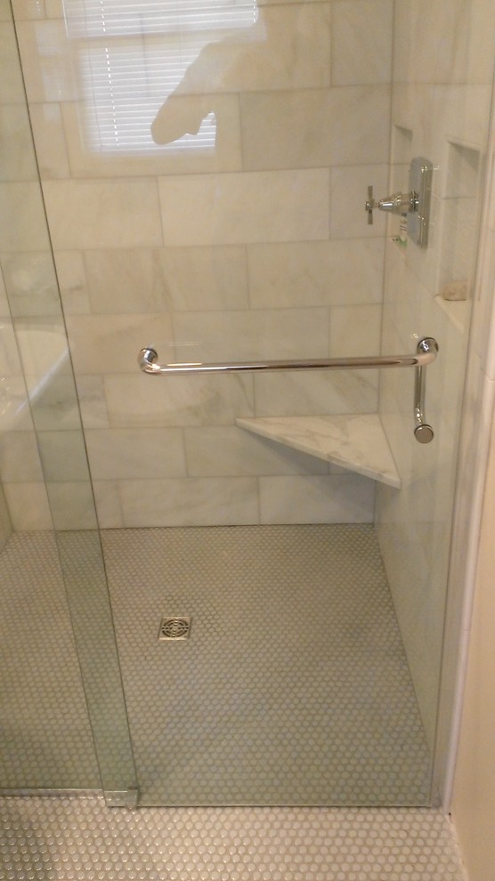 Immagine di una piccola stanza da bagno padronale chic con lavabo rettangolare, doccia a filo pavimento, WC monopezzo, piastrelle bianche, piastrelle in pietra, pareti beige e pavimento con piastrelle a mosaico
