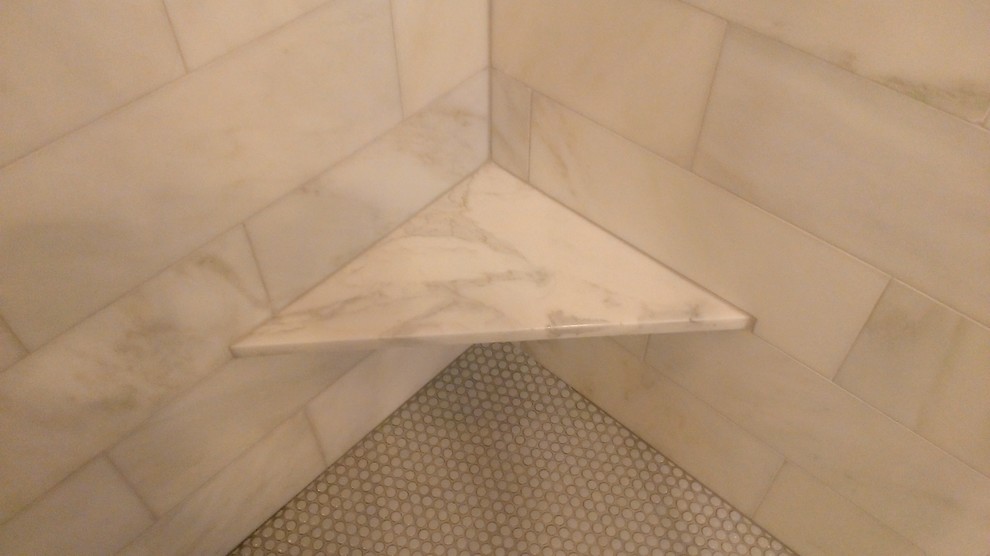 Idee per una piccola stanza da bagno padronale tradizionale con lavabo rettangolare, doccia a filo pavimento, WC monopezzo, piastrelle bianche, piastrelle in pietra, pareti beige e pavimento con piastrelle a mosaico