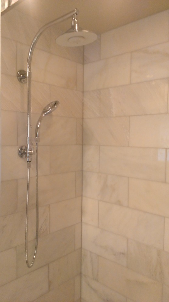 Esempio di una piccola stanza da bagno padronale classica con lavabo rettangolare, doccia a filo pavimento, WC monopezzo, piastrelle bianche, piastrelle in pietra, pareti beige e pavimento con piastrelle a mosaico