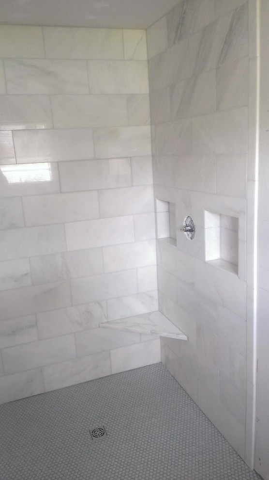 Foto di una piccola stanza da bagno padronale tradizionale con doccia a filo pavimento e pavimento con piastrelle a mosaico