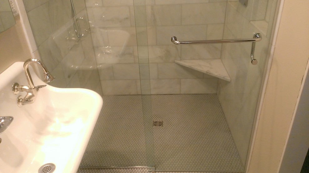 Inspiration för små klassiska en-suite badrum, med ett avlångt handfat, en kantlös dusch, en toalettstol med hel cisternkåpa, vit kakel, stenkakel, beige väggar och mosaikgolv