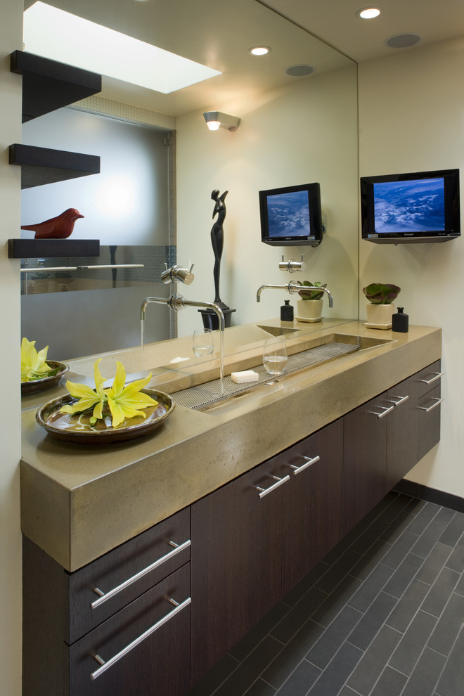 Immagine di una stanza da bagno contemporanea con lavabo rettangolare, ante lisce, ante in legno bruno e piastrelle grigie