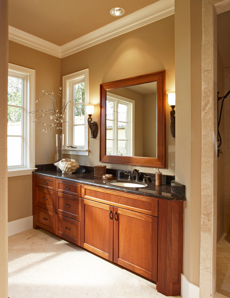 Idee per una grande stanza da bagno padronale classica con ante in legno scuro, top in granito e piastrelle beige