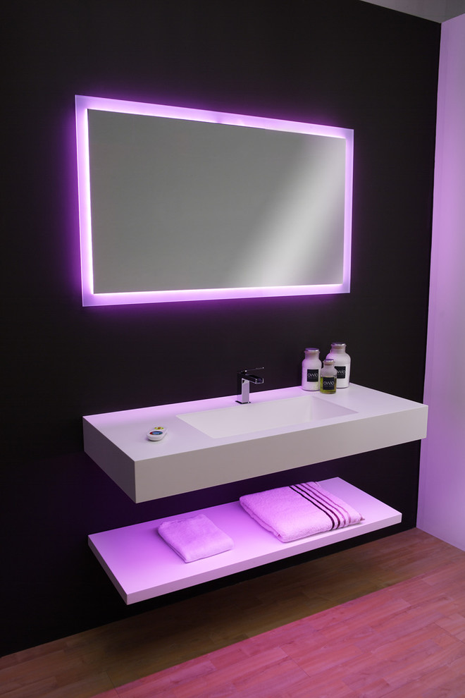 На фото: ванная комната в стиле модернизм с подвесной раковиной, двойным душем и черными стенами с