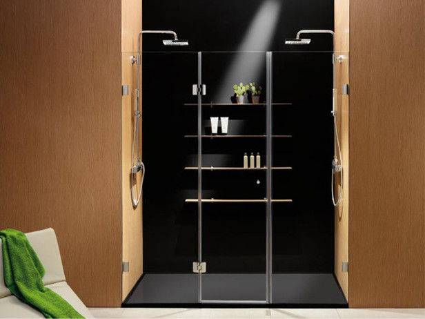 Modelo de cuarto de baño minimalista con ducha doble y paredes negras