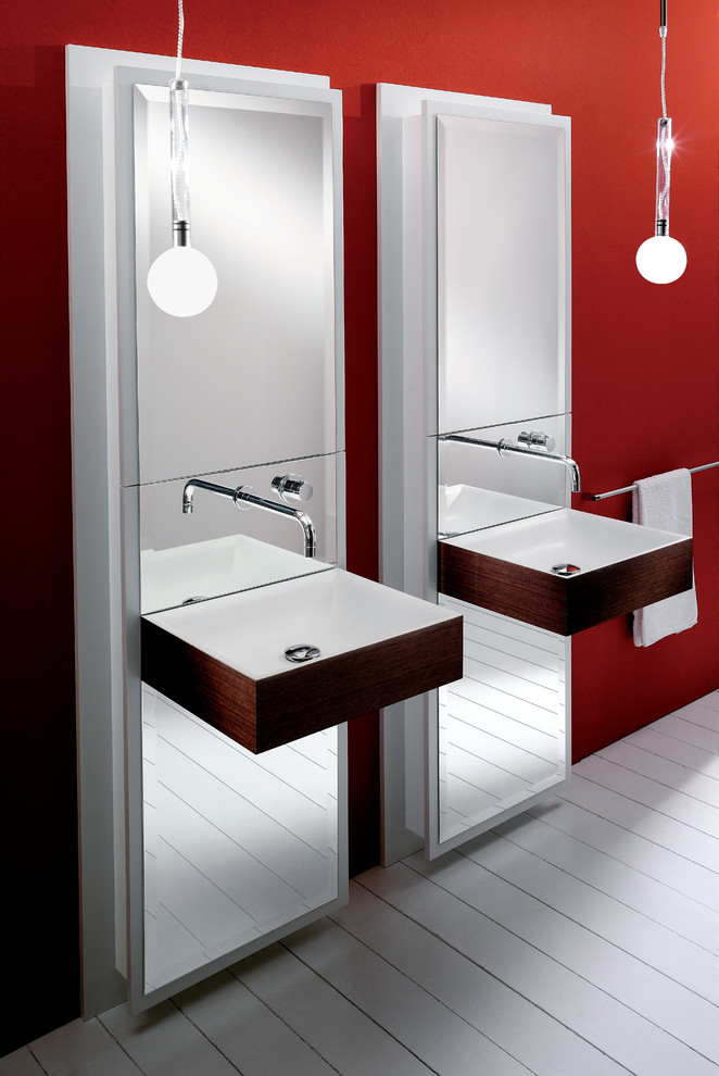 Ejemplo de cuarto de baño moderno con lavabo suspendido, armarios tipo mueble, puertas de armario de madera en tonos medios, encimera de madera y paredes rojas
