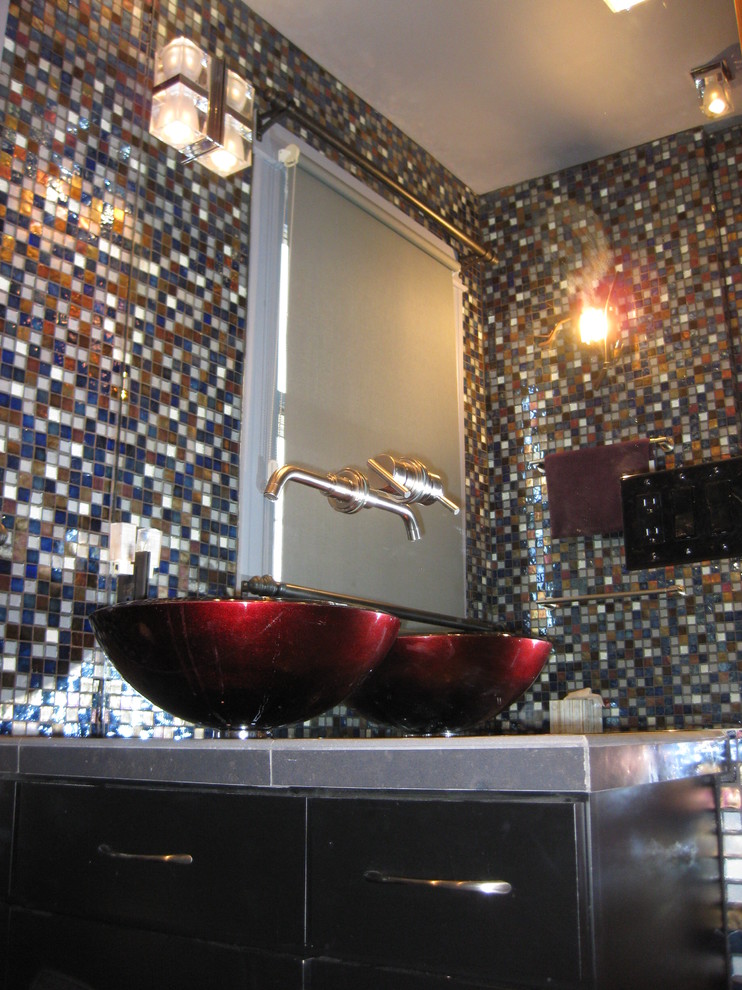 Idéer för att renovera ett eklektiskt badrum, med ett fristående handfat, svarta skåp, kaklad bänkskiva, grå kakel, mosaik och släta luckor