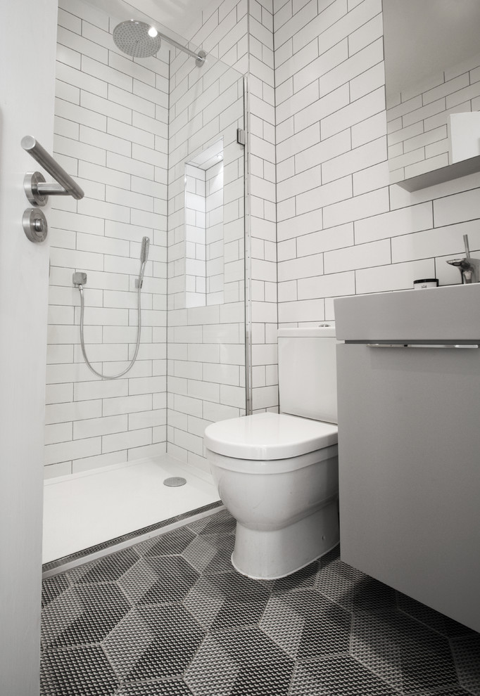 Kleines Modernes Badezimmer mit grauen Schränken, Doppeldusche, schwarzen Fliesen, Keramikfliesen, weißer Wandfarbe, Keramikboden, Wandtoilette mit Spülkasten und Waschtischkonsole in London