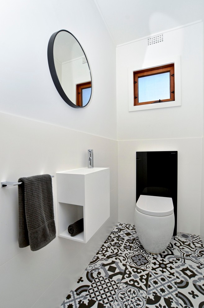 Пример оригинального дизайна: маленькая ванная комната в современном стиле с открытыми фасадами, белыми фасадами, унитазом-моноблоком и белой плиткой для на участке и в саду
