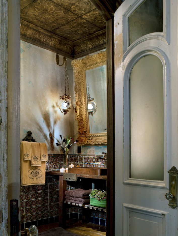 Пример оригинального дизайна: ванная комната в средиземноморском стиле с металлической плиткой