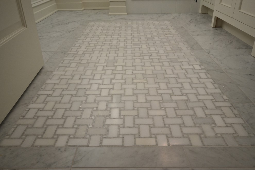Idee per una stanza da bagno padronale classica di medie dimensioni con consolle stile comò, ante bianche, top in marmo, piastrelle bianche, pareti grigie e pavimento in marmo