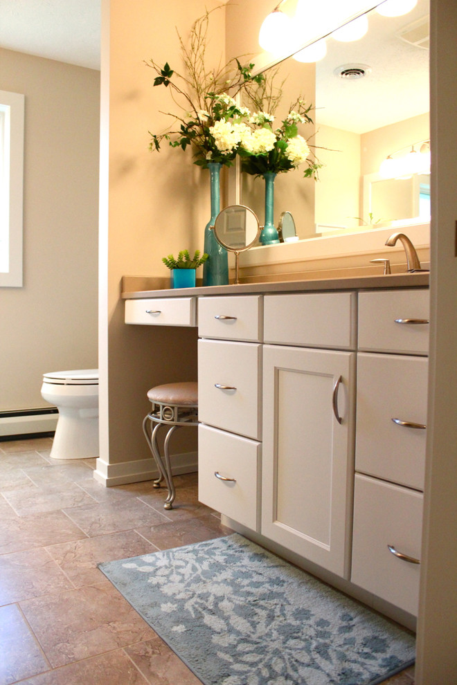 Foto di una stanza da bagno padronale classica con lavabo da incasso, ante lisce, ante grigie, doccia ad angolo, bidè, pareti beige e pavimento in gres porcellanato