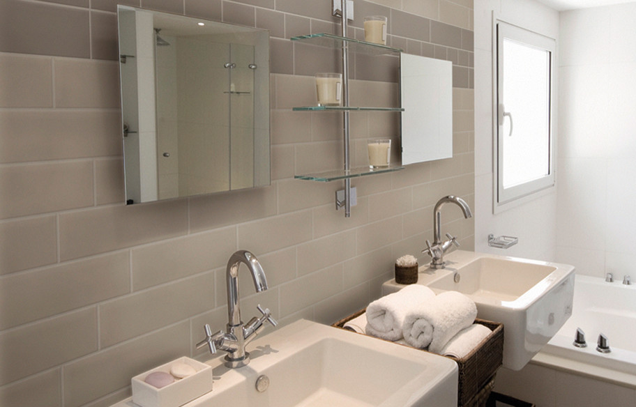 Идея дизайна: ванная комната в современном стиле с накладной ванной, серой плиткой и керамической плиткой
