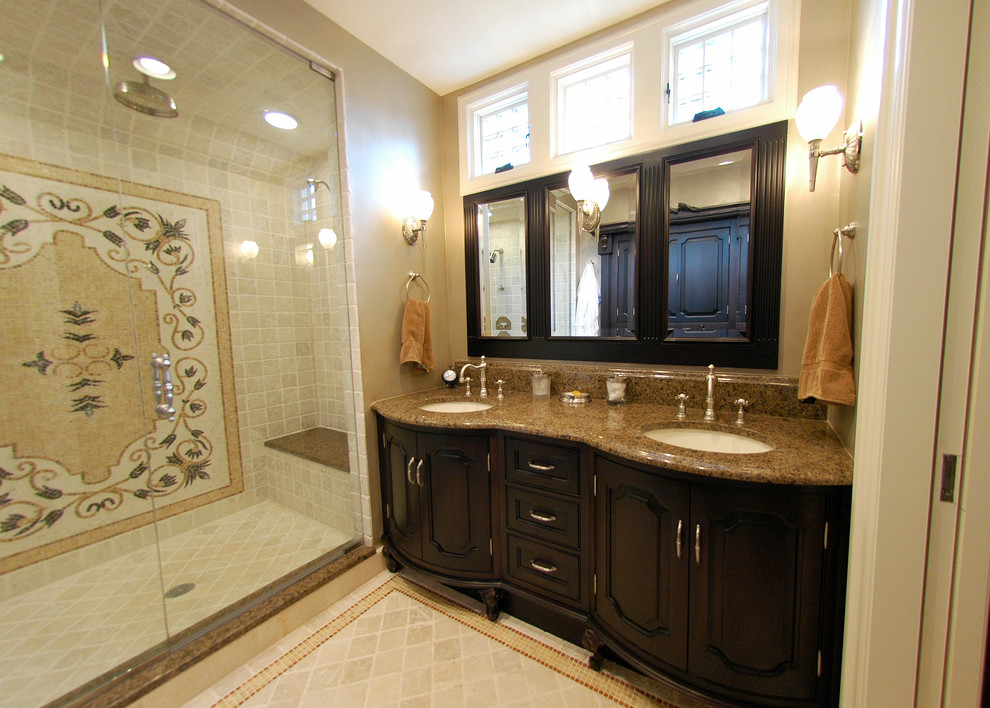 Klassisches Badezimmer mit Unterbauwaschbecken, Duschnische und Duschbank in Chicago