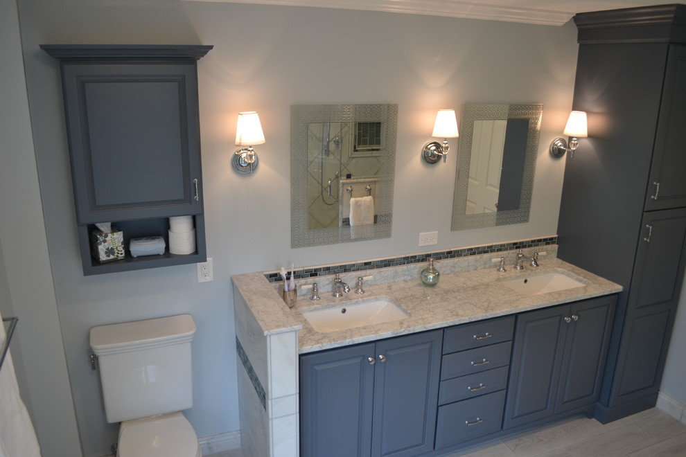 Imagen de cuarto de baño principal tradicional grande con armarios con paneles con relieve, puertas de armario grises y encimera de mármol