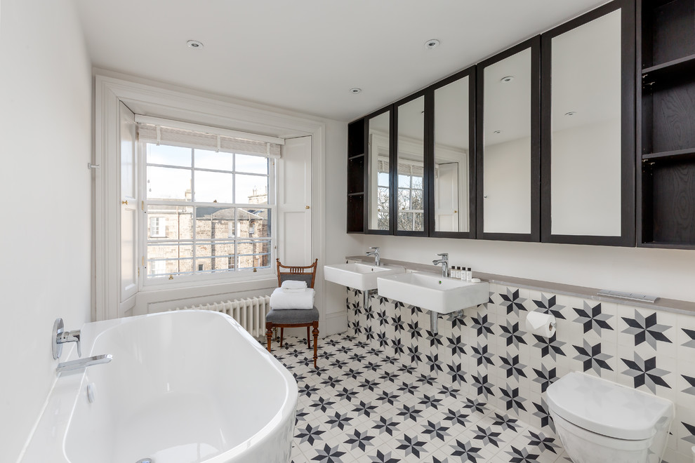 Immagine di una stanza da bagno chic con nessun'anta, pareti bianche, lavabo sospeso e pavimento multicolore