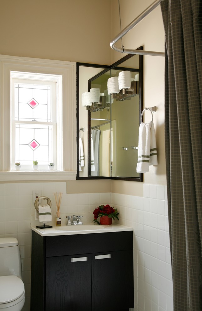 Foto di una piccola stanza da bagno con doccia classica con lavabo integrato, consolle stile comò, ante in legno bruno, top in vetro, piastrelle bianche, piastrelle di cemento e pareti beige