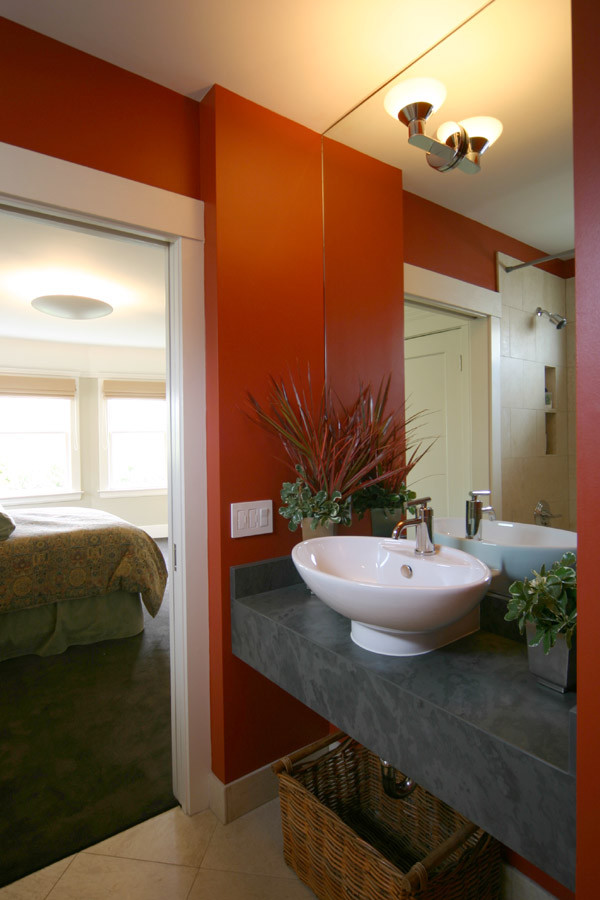 Idee per una piccola stanza da bagno classica con lavabo a bacinella, top in quarzo composito, piastrelle grigie, lastra di pietra, pareti arancioni e pavimento con piastrelle in ceramica