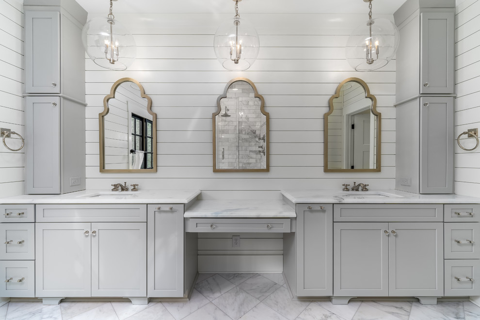 Idée de décoration pour une salle de bain champêtre avec un placard à porte shaker, des portes de placard grises, un mur blanc, un lavabo encastré, un sol gris et un plan de toilette blanc.
