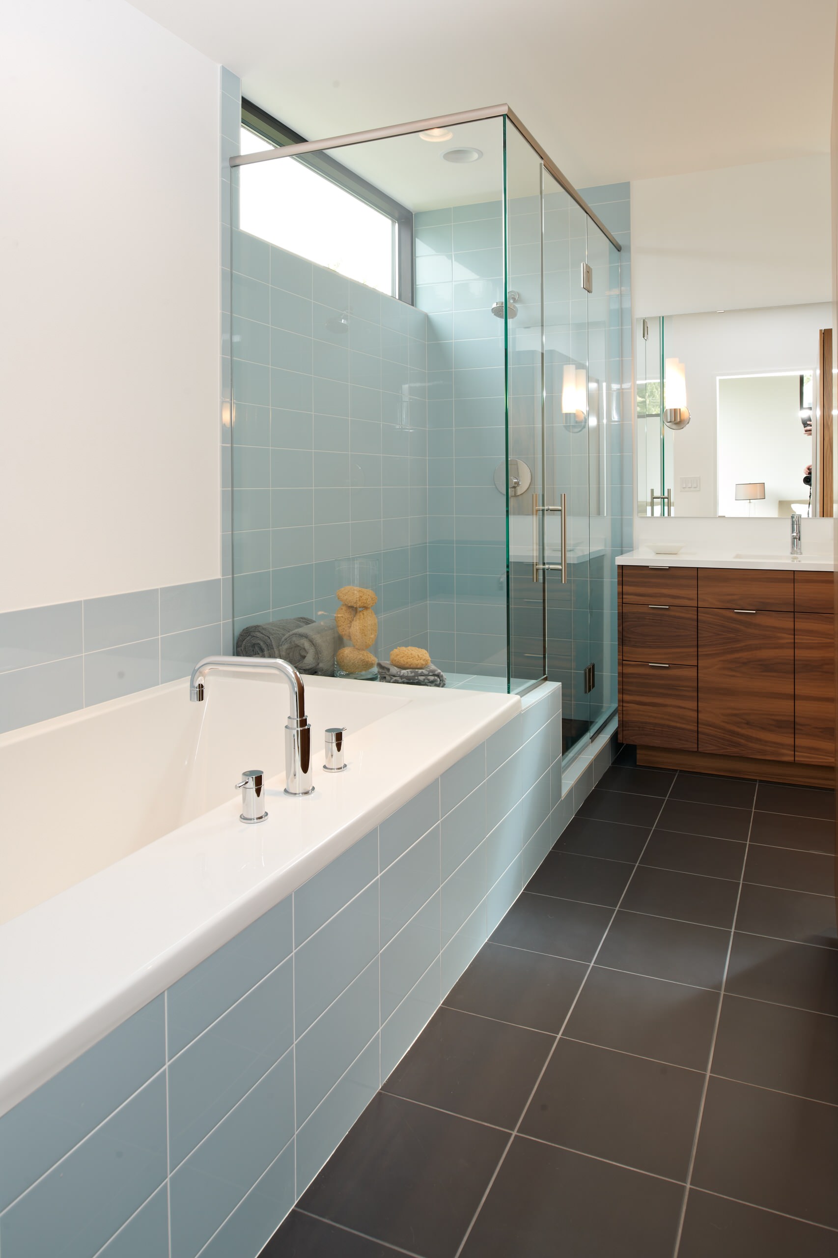 おしゃれな浴室 バスルーム 青いタイル の画像 75選 22年4月 Houzz ハウズ